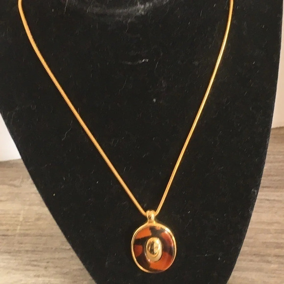Gold  and tortoise necklace - Picture 2 of 5
